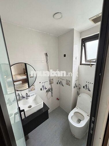 STUDIO FULL NỘI THẤT, CỬA SỔ TRỜI THOÁNG MÁT GẦN TRƯỜNG SA TIỆN QUA Q1