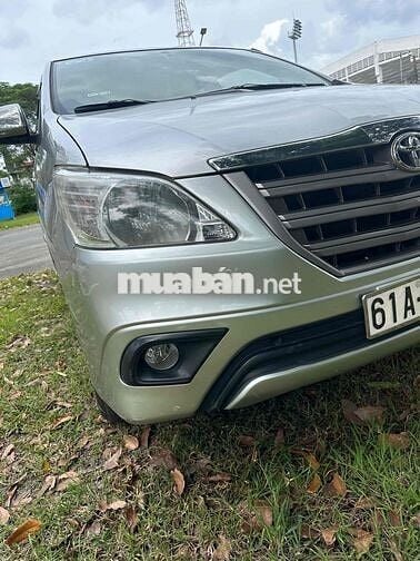 nhà tôi bán lại Innova 2015 E -so san 128000 km