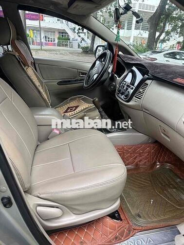 nhà tôi bán lại Innova 2015 E -so san 128000 km