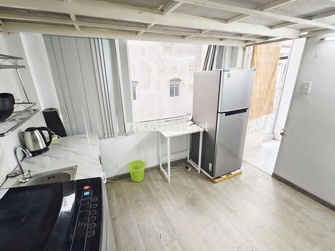 Phòng gác ban công cửa sổ thoáng tách bếp 5 phút ra tới quận 1