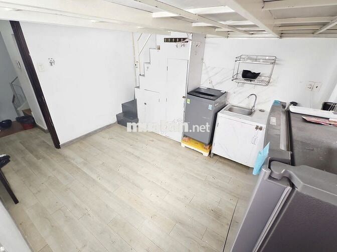 Phòng gác ban công cửa sổ thoáng tách bếp 5 phút ra tới quận 1