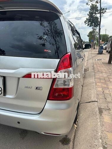 nhà tôi bán lại Innova 2015 E -so san 128000 km