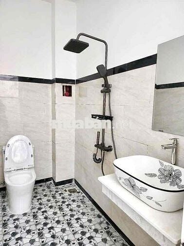 NHỈNH 5TỶ NHÀ MỚI GẦN PHAN VĂN HỚN NGANG 5m Có 4 PHÒNG HẺM Ô TÔ