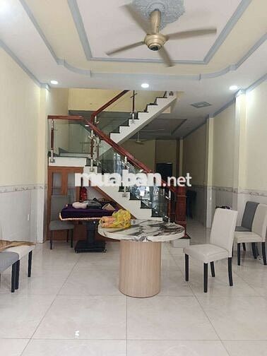 Cho thuê nhà 2lầu 4PN giá 9tr phường uyên hưng tân uyên bình dương