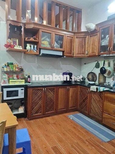 Cho thuê nhà mới 2 tầng (4m x 18m) có 3 phòng ngủ hẻm ô tô gần chợ
