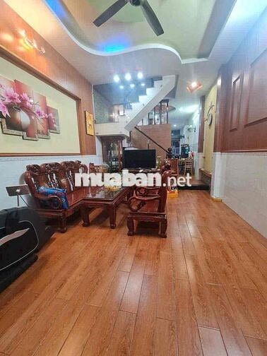 Cho thuê nhà mới 2 tầng (4m x 18m) có 3 phòng ngủ hẻm ô tô gần chợ