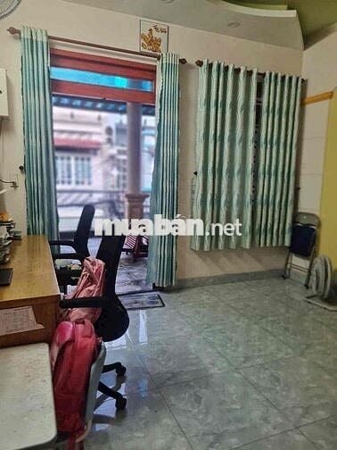 Cho thuê nhà mới 2 tầng (4m x 18m) có 3 phòng ngủ hẻm ô tô gần chợ