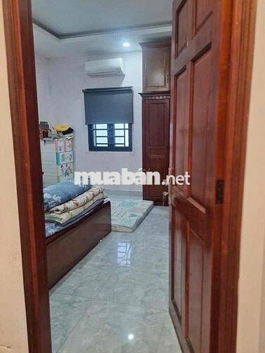Cho thuê nhà mới 2 tầng (4m x 18m) có 3 phòng ngủ hẻm ô tô gần chợ