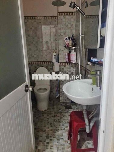 Cho thuê nhà mới 2 tầng (4m x 18m) có 3 phòng ngủ hẻm ô tô gần chợ