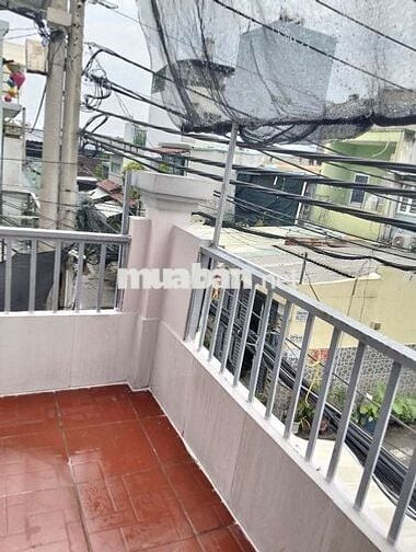 Tôi cho thuê phòng có ban công 16 m2 không trung chủ có tủ lạnh