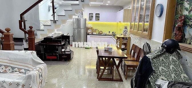 Cho thuê nhà Full nội thất (5m x 11m) có 4 phòng ngủ hẻm nhựa 6m