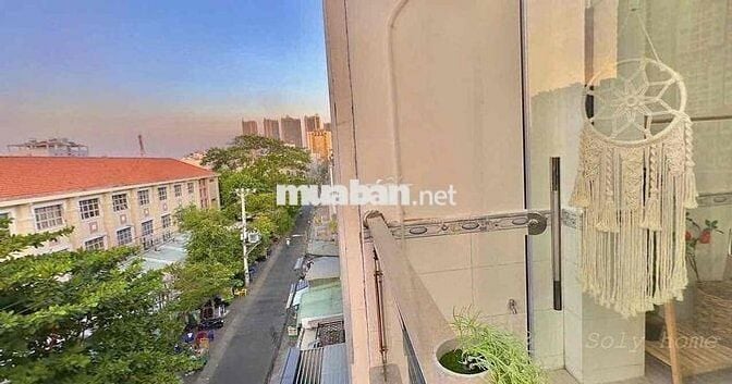 Căn hộ dịch vụ ban công ngay Lâm Văn Bền