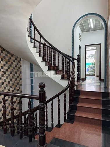 Bán nhà mặt tiền 379 Ngô Gia Tự, P.3, trung tâm Q.10, 4x18m, 3 lầu, ST