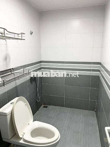 Nhà ơ riêng lẻ, 100m2, sân cổng riêng, đủ tiện nghi, đường Thành Tô