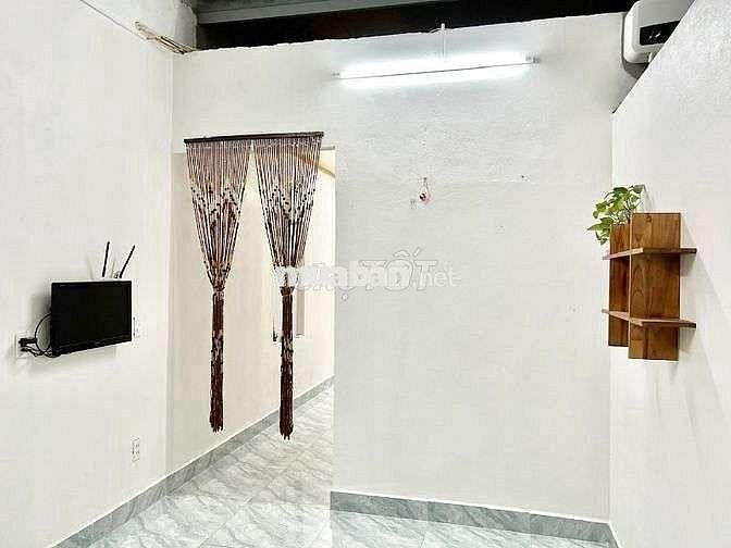 Nhà ơ riêng lẻ, 100m2, sân cổng riêng, đủ tiện nghi, đường Thành Tô