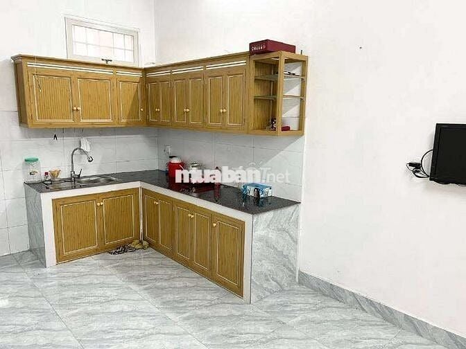 Nhà ơ riêng lẻ, 100m2, sân cổng riêng, đủ tiện nghi, đường Thành Tô
