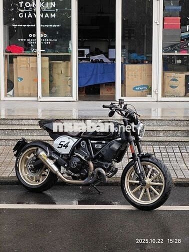 Ducati cafe racer chưa từng ra khỏi thành phố