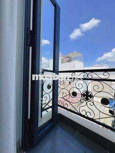 Phòng đẹp tone trắng hồng - ban công rất chi là hợp với chị em