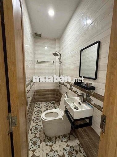 nhà 4x18m 3 tầng 3pn 4wc, có sẵn 3 máy lạnh, hẻm 6m thông