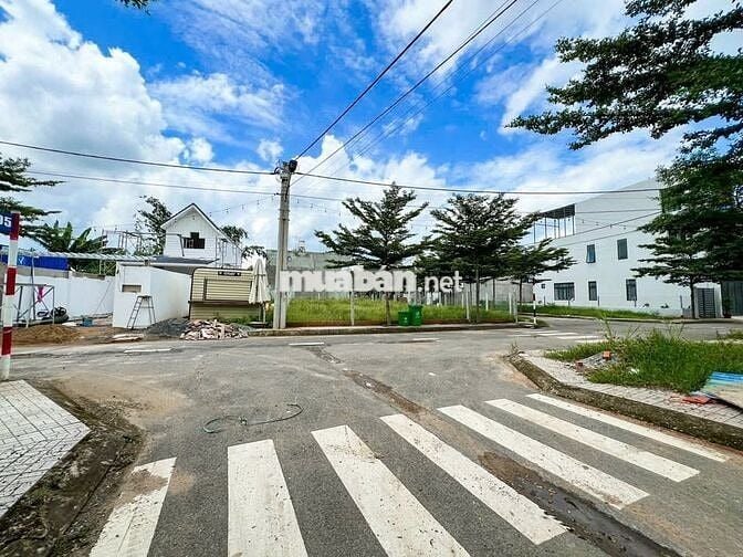 NGỢP QUÁ BÁN LỖ LÔ ĐẤT CỰC ĐẸP NGAY SÁT CHỢ ĐỨC HOÀ SHR,GIÁ 950TR/86M2