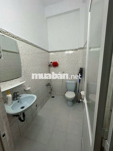 CHO THUÊ PHÒNG 50M2 (PHÒNG TẦNG TRỆT BAO GỒM SÂN SAU),P.22, BÌNH THẠNH