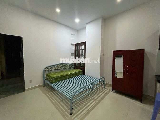 CHO THUÊ PHÒNG 50M2 (PHÒNG TẦNG TRỆT BAO GỒM SÂN SAU),P.22, BÌNH THẠNH