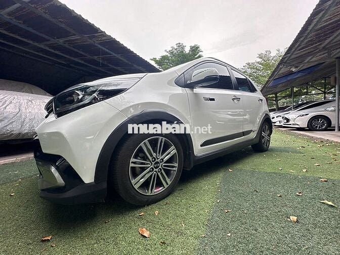 Kia Morning X Line đời 2022, màu trắng, phong cách