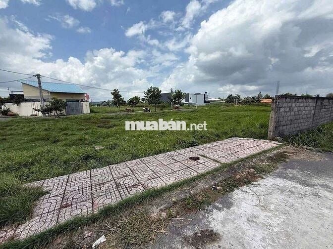 99m2 thổ giá ngộp thở 399tr xe hơi trước đất cách QL 50 250m sổ sẵn