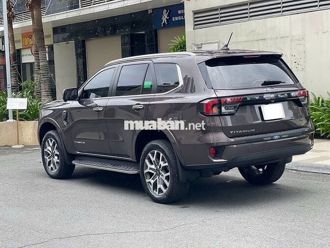 Ford Everest Titanium 4x2 AT 2024 - 5600 km