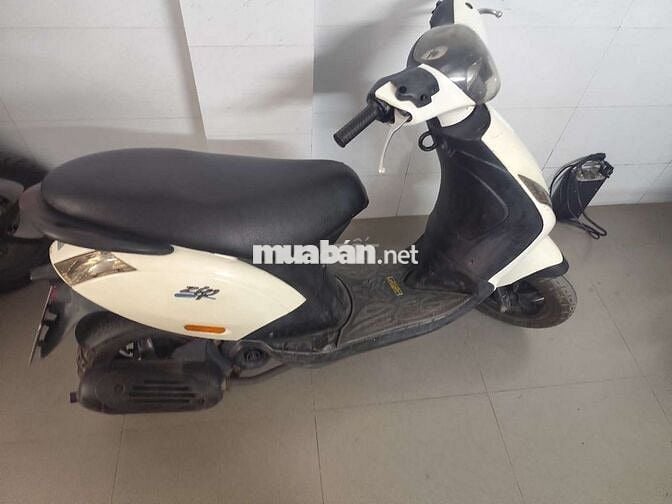 Xe máy Piaggio Zip màu trắng