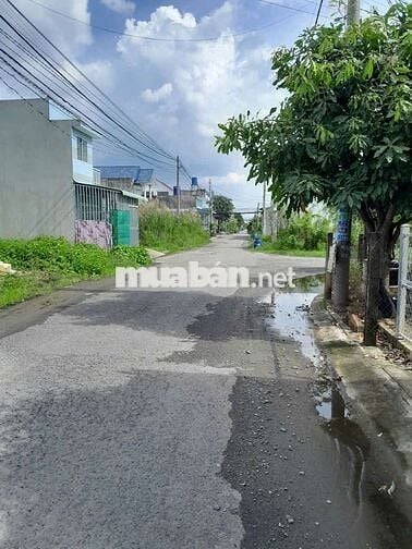 Cặp đất mặt đường nhựa thông KDC Tân Đức, giáp giai đoạn 1