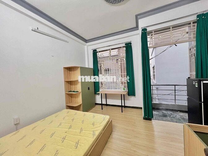 Phòng ban công thoáng mát, gần phố ẩm thực Phan Xích Long