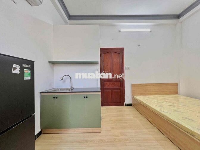 Phòng ban công thoáng mát, gần phố ẩm thực Phan Xích Long
