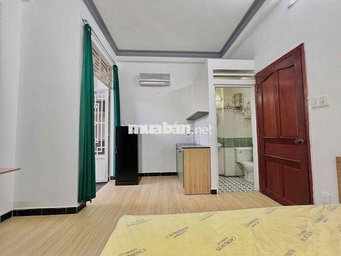 Phòng ban công thoáng mát, gần phố ẩm thực Phan Xích Long