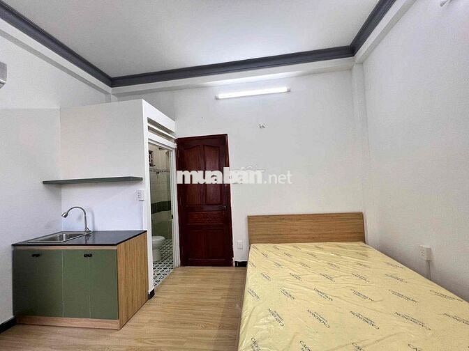 Phòng ban công thoáng mát, gần phố ẩm thực Phan Xích Long