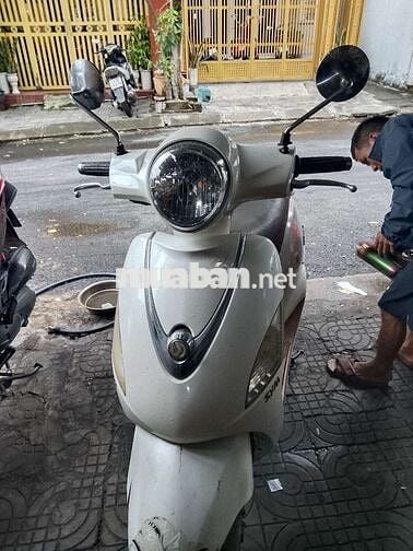 Xe máy SYM Attila màu trắng, số tự động