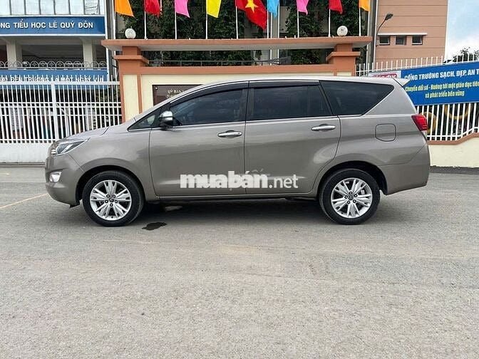 Toyota Innova 2016 2.0V mầu đồng ánh kim rất đẹp
