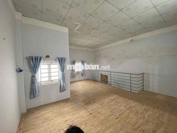 nhà hẽm 30/4 cách 100m đường oto sân oto 5x24m có gác