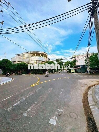 Cần bán lô góc ngã tư đối diện chưng cư Hòa Xuân