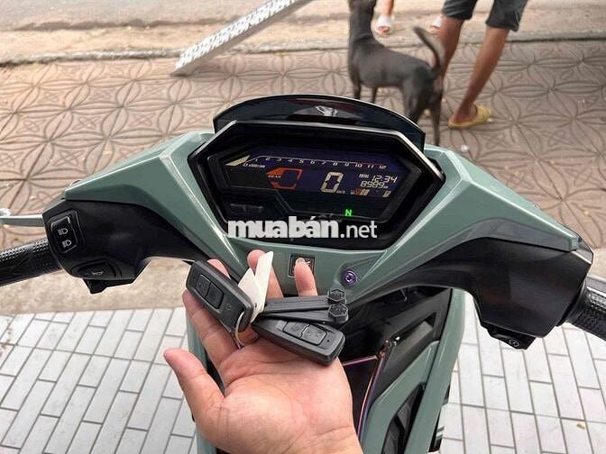 Winner V3 2022 xám xi măng như mới.
