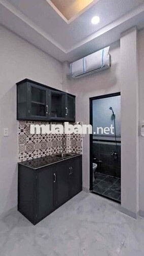 PHÒNG SẴN MÁY LẠNH + KỆ BẾP, SẠCH SẼ, CÓ NVS RIÊNG, SÁT CẦU CHỮ Y