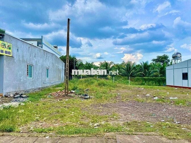 Bán đất 5.5x30 2 mặt tiền nhựa chợ, full thổ cư