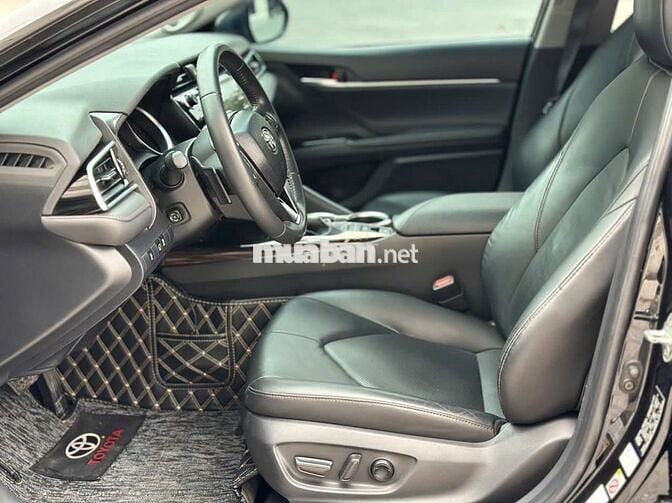 Toyota Camry 2.5Q 2021 màu đen full options