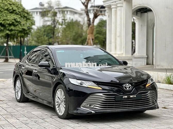 Toyota Camry 2.5Q 2021 màu đen full options