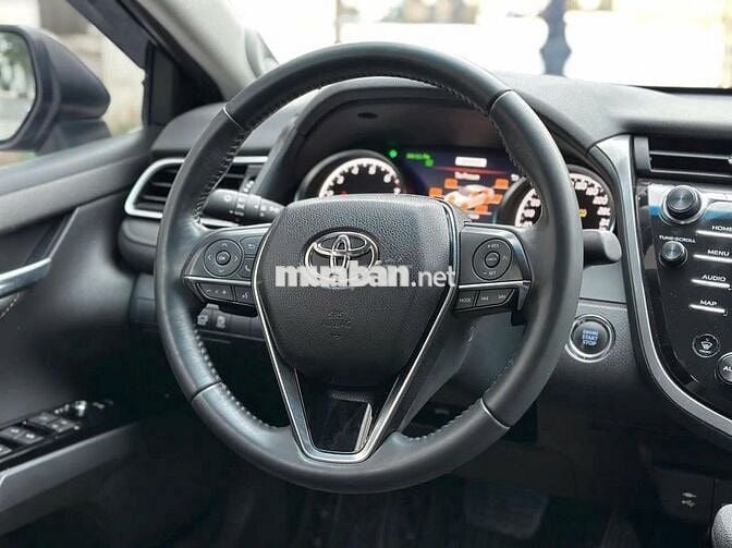 Toyota Camry 2.5Q 2021 màu đen full options