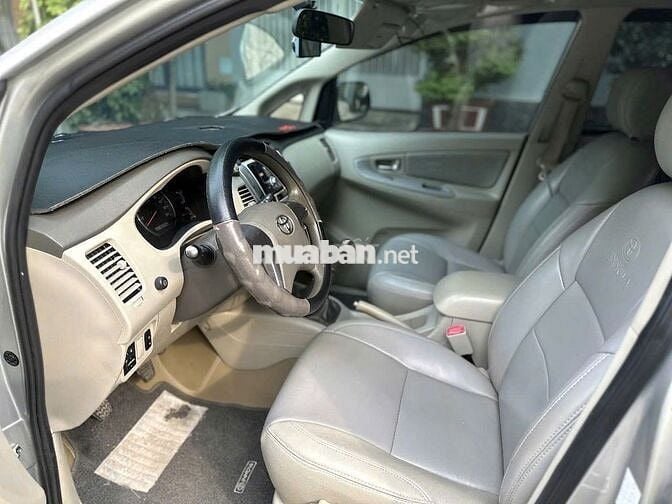 Toyota Innova 2.0E 2015 số sàn 8 chỗ