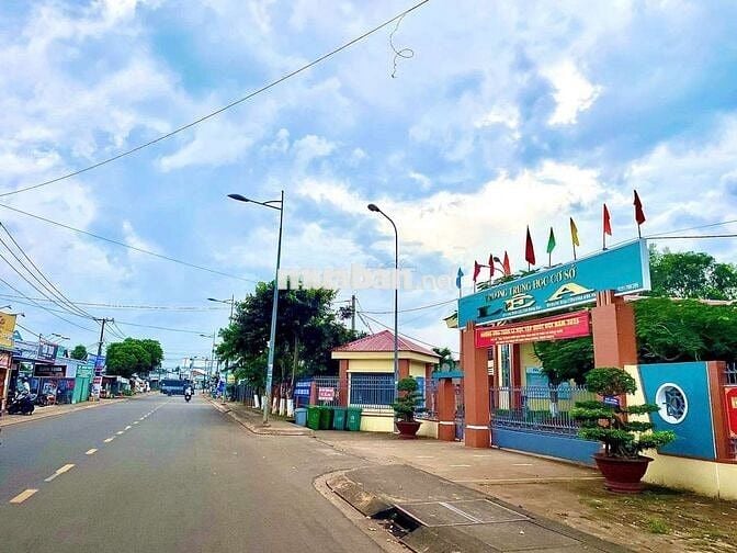 Mặt tiền nhựa ngay chợ 5.5x30 full thổ cư