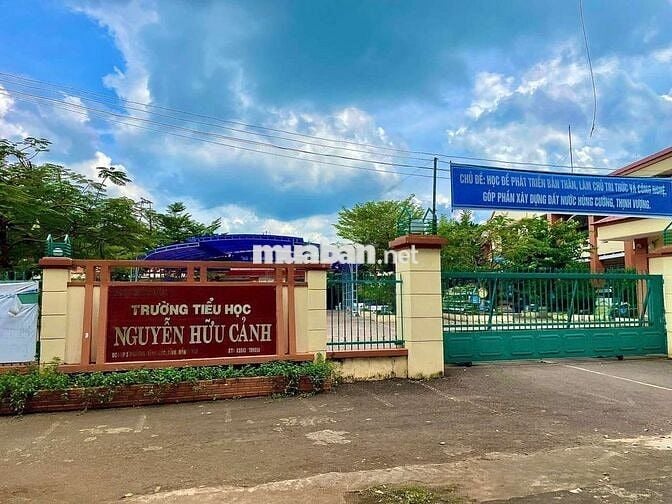 Mặt tiền nhựa ngay chợ 5.5x30 full thổ cư