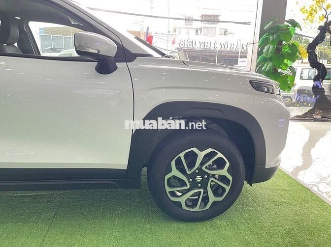 Ô tô Suzuki Fronx 2025 màu trắng, 5 chỗ