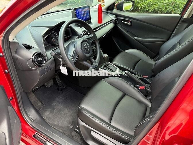 Mazda 2 AT 2023 màu đỏ, số tự động